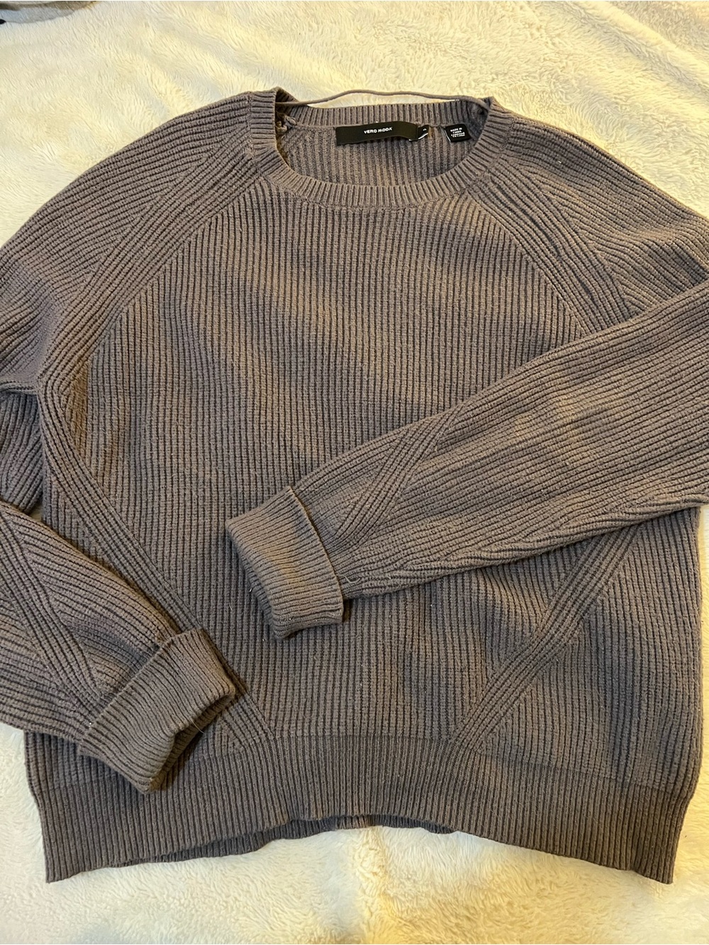 Vero Móda Crewneck Ribbed Knit Sweater in Gray